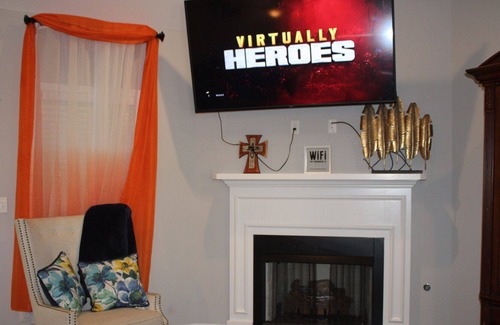 College Hill House | Only 3 miles from Vault Stadium!!!