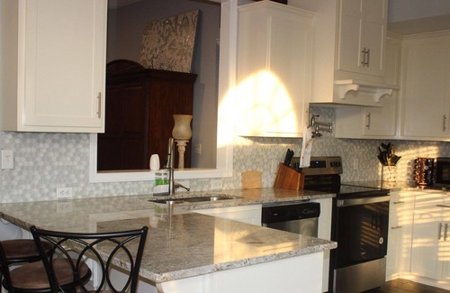 College Hill House | Only 3 miles from Vault Stadium!!!