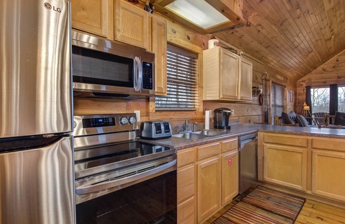 Caton Cabin | Only Dreamin' | Tucked in Rolling Hills of Sevierville