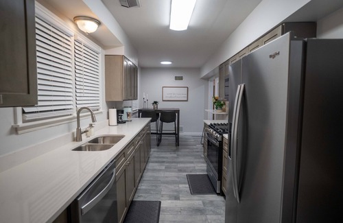 Whitehaven House | ONLY MINUTES FROM GRACELAND! Beautiful 3BD home in lovely, family neighborhood!
