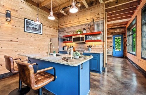 Gatlinburg - Pigeon Forge Ski Chalet | Only rooftop luxury pool chalet in the Smokies. Pool table, sauna, putting green