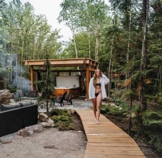 Petite-Riviere-Saint-Francois Ski Chalet | ONNEA - Magical Chalet with Stunning Views, Sauna & Hot Tub