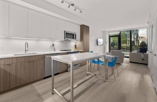 NoMa Hotel | Onsite Grill & Sun deck | nr Metro Red Line & Union Station