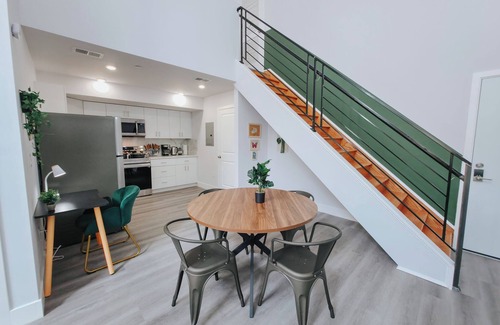 Center City Apartment | Onsite Parking/2 King Beds/75"TV/Rain Shower