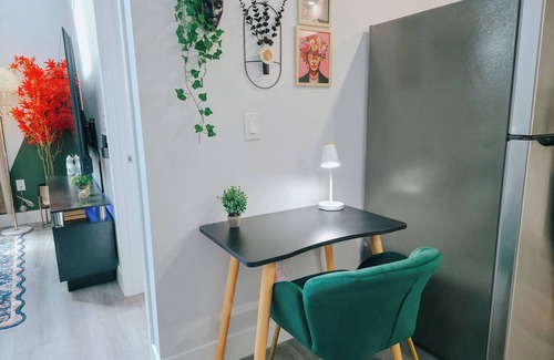 Center City Apartment | Onsite Parking/2 King Beds/75"TV/Rain Shower