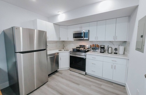 Center City Apartment | Onsite Parking/2 King Beds/75"TV/Rain Shower