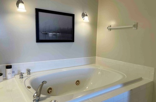 Bayfield Hotel | Ontario Suite @ The Bayfield Guest House