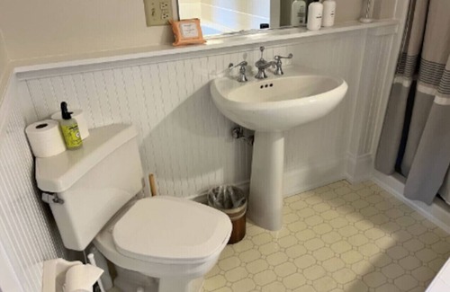 Bayfield Hotel | Ontario Suite @ The Bayfield Guest House