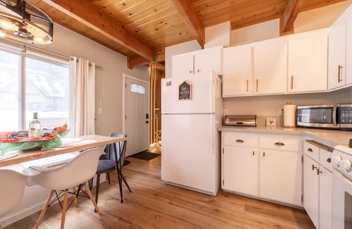 Big Bear City Cabin | "Onward Cabin" Charming country cabin set in a serene wood setting, pets welcome