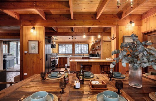 Healesville House | Onyx Retreat Yarra Valley | Spa, Sauna on 13 Acres