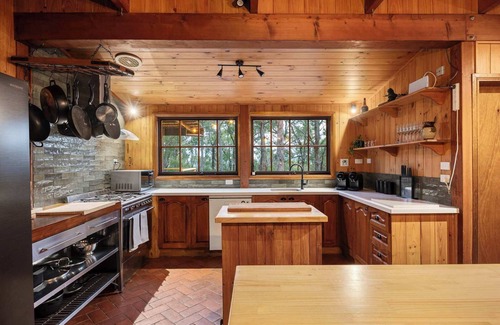 Healesville House | Onyx Retreat Yarra Valley | Spa, Sauna on 13 Acres