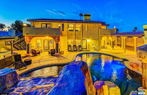 Las Vegas House | OO Urban Oasis 9BD/8BA Villa Near Vegas Strip-3.4mi