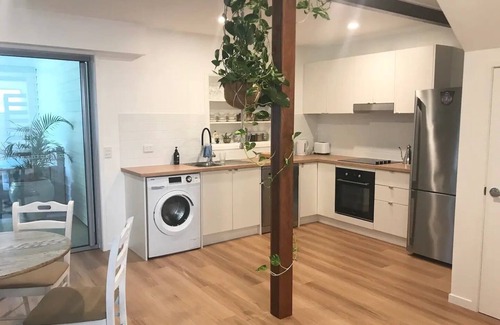 Maroochydore House | Oogar Arts Apartment. 500m to beach.