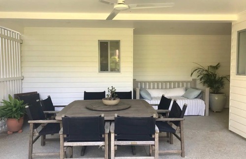 Maroochydore House | Oogar Arts Apartment. 500m to beach.