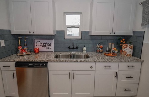 Nob Hill House | Oooh La Llama: Nob Hill + Pets + Fireplace + Wi-Fi