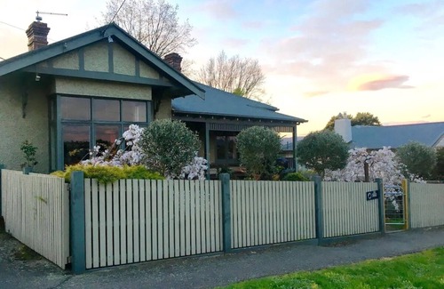 West Launceston House | Oozing character, romantic and cosy for two.