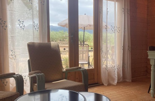 Tivissa Cabin | Op 30 Minuten van het Strand een Fantastische Luxe Blokhut met Terras en Wifi