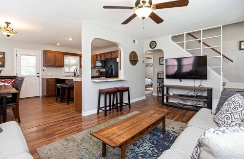 Hikes Point House | Open 4BR/2BA Sleeps 8 Huge Kitchen, Covered Deck & Easy Highway Access