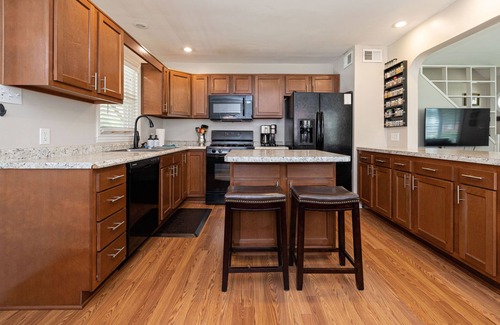 Hikes Point House | Open 4BR/2BA Sleeps 8 Huge Kitchen, Covered Deck & Easy Highway Access