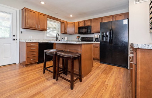 Hikes Point House | Open 4BR/2BA Sleeps 8 Huge Kitchen, Covered Deck & Easy Highway Access