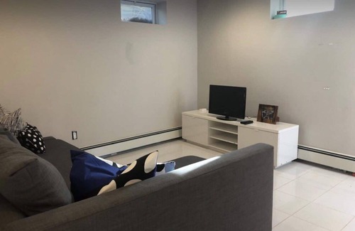 Elwood Apartment | Open bright airy basement apartment