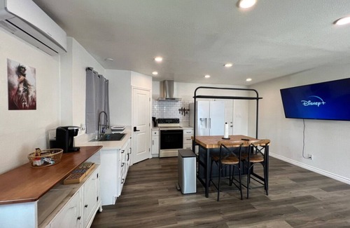 Santa Ana House | Open concept modern home: about 20 minutes or less to Disney,Malls, Beaches, etc