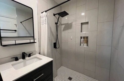Santa Ana House | Open concept modern home: about 20 minutes or less to Disney,Malls, Beaches, etc