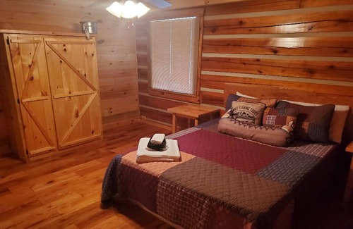 Pine Ridge Cabin | Open Concept Rental with Pool Table and Arcade