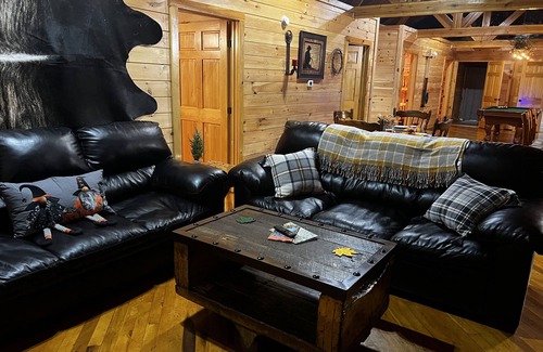 Pine Ridge Cabin | Open Concept Rental with Pool Table and Arcade