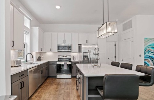 East End - Valley Street Condo | Open Floorplan Ideal Location