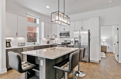 East End - Valley Street Condo | Open Floorplan Ideal Location