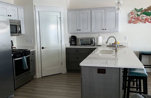 North Webster House | OPEN HOUSE SEPT. 29! Beautiful Lakefront Home - Flexible Renting October-May