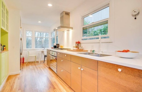 Stevens House | Open Layout w/Patio! Cozy 2BR by the UW Arboretum