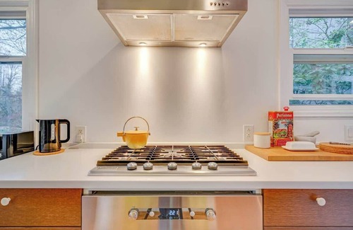 Stevens House | Open Layout w/Patio! Cozy 2BR by the UW Arboretum