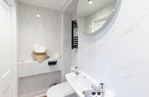 Portsmouth Apartment | Open Mind Property - 2 Beds & Free Parking