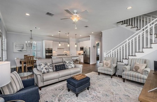Beachside Village House | OPEN NOW THRU THE HOLIDAYS! Beachside Home, Walk to Beach 4Bedroom Sleeps 12
