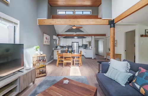 West Salem House | Open plan 3-bedroom house with AC, WiFi in charming Salem neighborhood