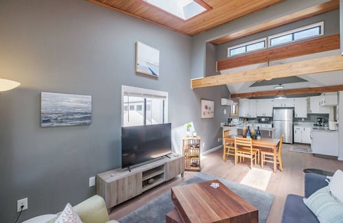West Salem House | Open plan 3-bedroom house with AC, WiFi in charming Salem neighborhood
