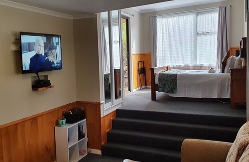 Moina Cottage | Open plan, kitchenette, spa and separate shower