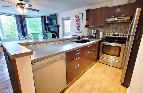 East Kootenay Condo | Open Plan Living Area 2 Q Beds Bright & Airy Portable AC