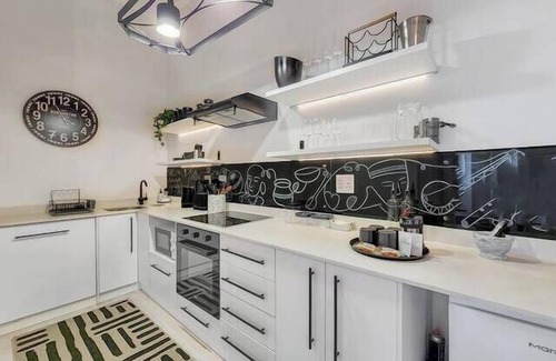 Observatory Apartment | Open Space 2-Bed Apt with Balcony in Observatory