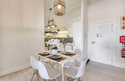 Observatory Apartment | Open Space 2-Bed Apt with Balcony in Observatory