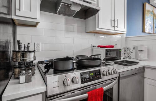 Central Business District Apartment | Open space lux studio near EWR - 1 min walk to Prudentialn