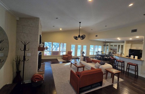 Kingsland House | Open Water Lake LBJ Retreat! Boat Lift/Jet Ski ramps, Fire Pit, Dog Friendly