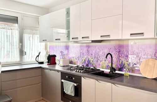 Old City Condo | Opera Lavendel. 2 Large rooms Center King-size bed