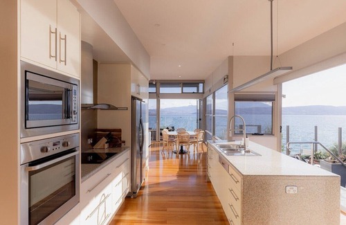 Opossum Bay House | Opossum Oasis: Waterfront Home in Opossum Bay