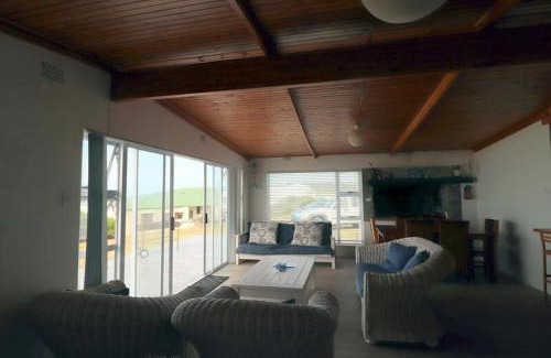 Struisbaai House | Oppi-stoepi In Struisbaai