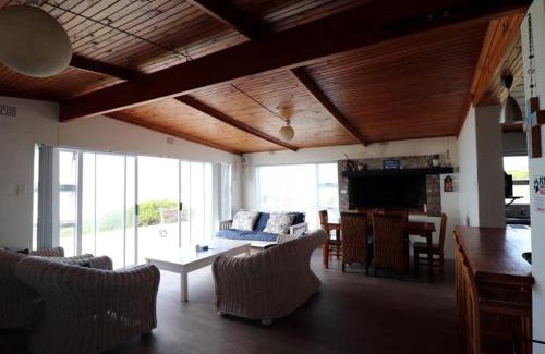 Struisbaai House | Oppi-stoepi In Struisbaai