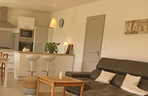 Menerbes Villa | Opposite one of France's most beautiful villages, fully renovated and close to tourist attractions