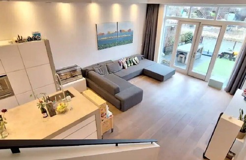 Amsterdam East House | Opposite the tram stop-3 bedroom house in beautiful Amsterdam with WiFi, AC